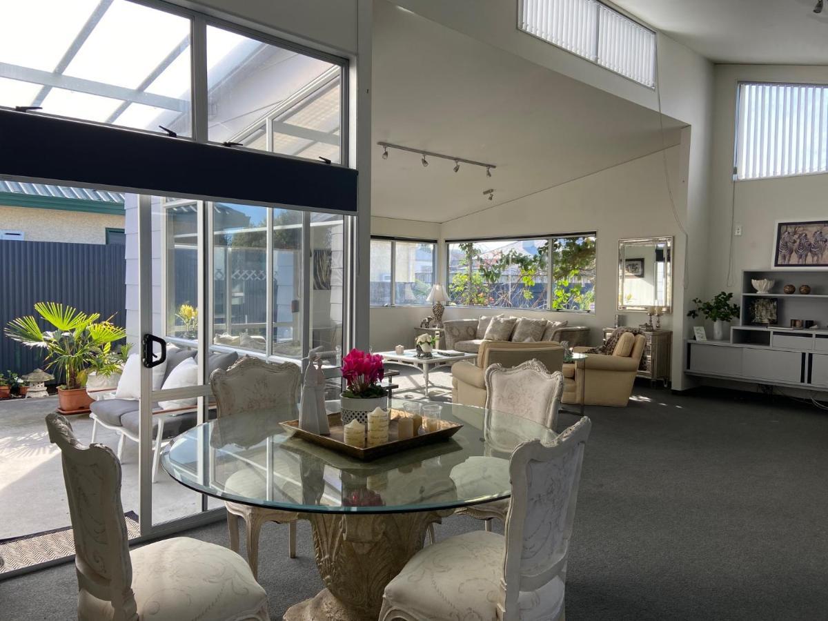 Maison Blue - Chic Inner City Townhouse เนเปียร์ ภายนอก รูปภาพ