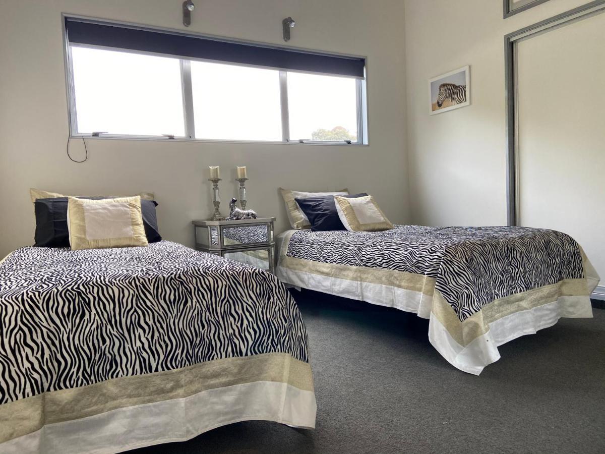 Maison Blue - Chic Inner City Townhouse เนเปียร์ ภายนอก รูปภาพ