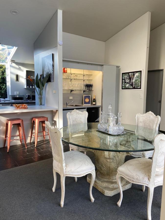 Maison Blue - Chic Inner City Townhouse เนเปียร์ ภายนอก รูปภาพ
