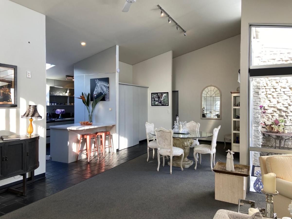 Maison Blue - Chic Inner City Townhouse เนเปียร์ ภายนอก รูปภาพ