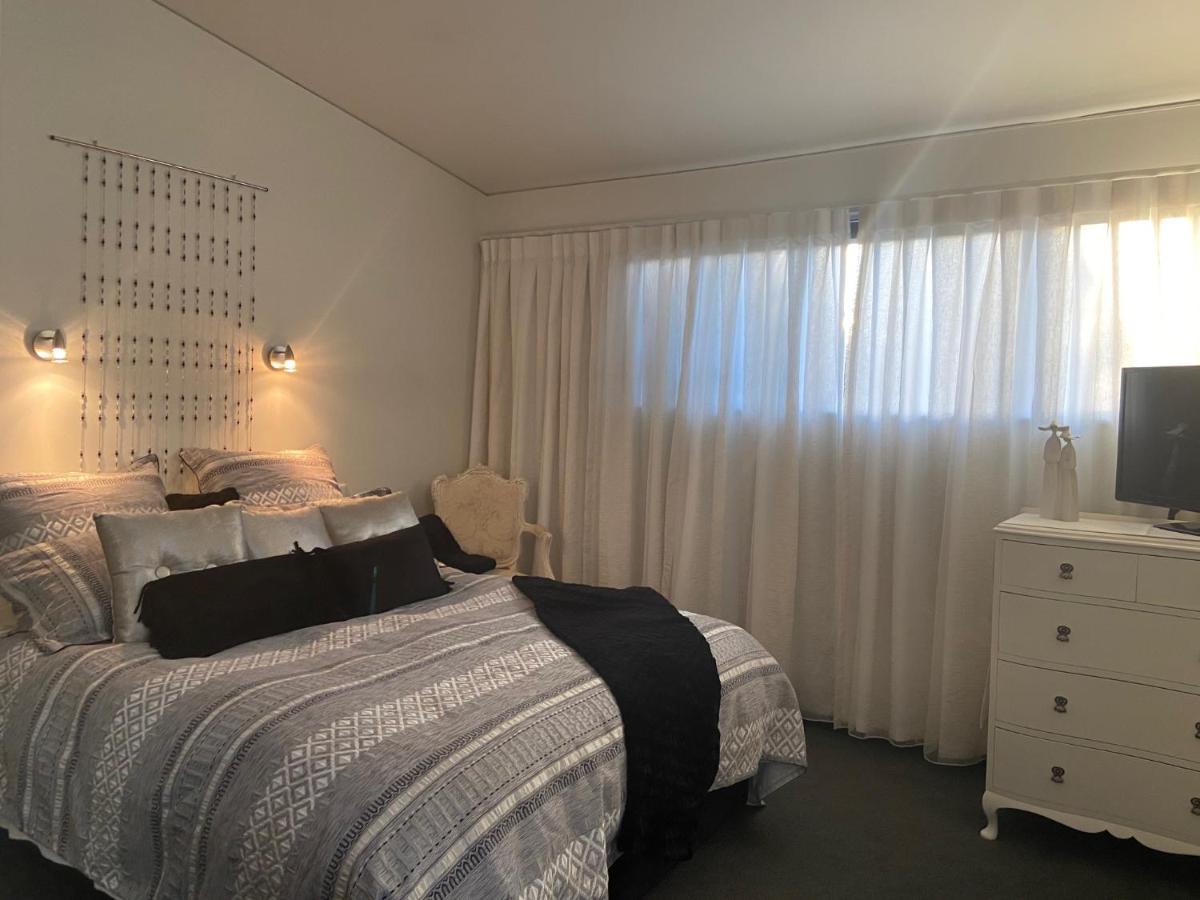 Maison Blue - Chic Inner City Townhouse เนเปียร์ ภายนอก รูปภาพ