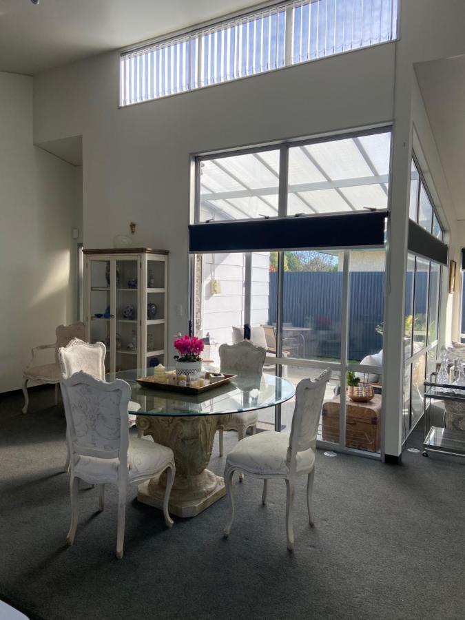 Maison Blue - Chic Inner City Townhouse เนเปียร์ ภายนอก รูปภาพ