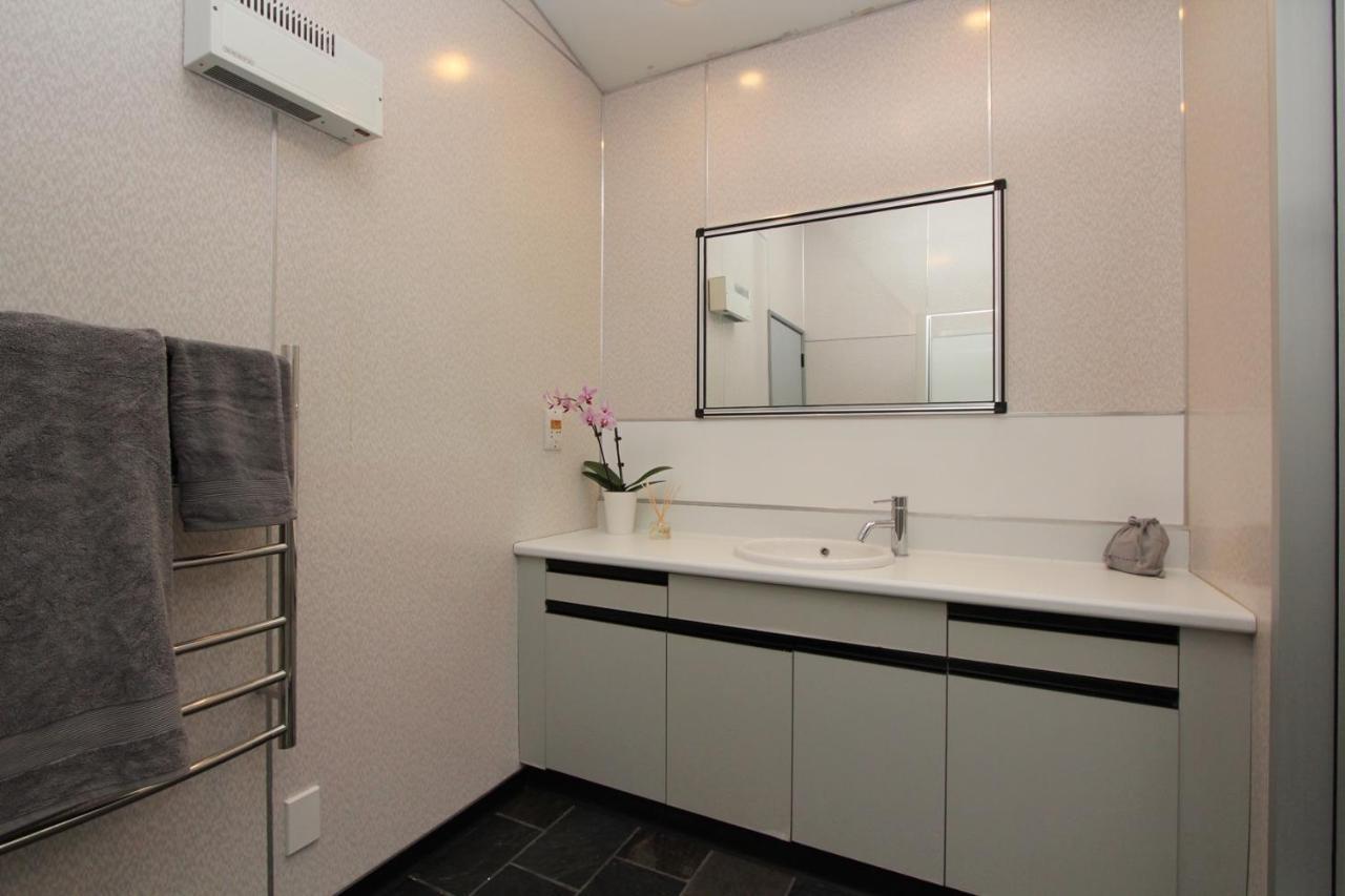 Maison Blue - Chic Inner City Townhouse เนเปียร์ ภายนอก รูปภาพ